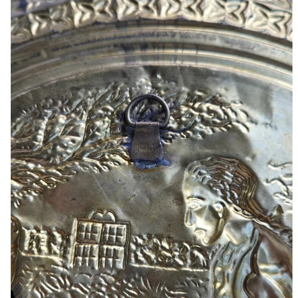 Set of 2 Vintage Brass Embossed Metal Wall  Plates, Romantic Scenes - Picture 5 of 14